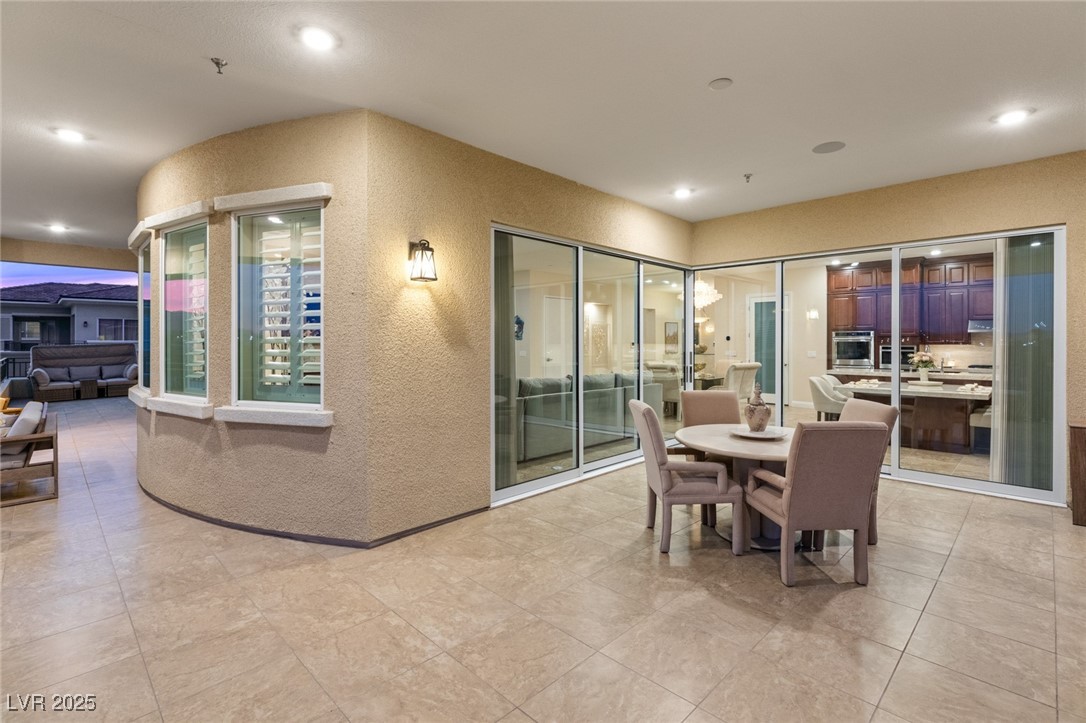 9121 Las Manaitas Avenue 401