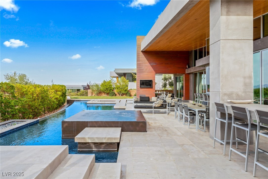 8 Meadowhawk Lane