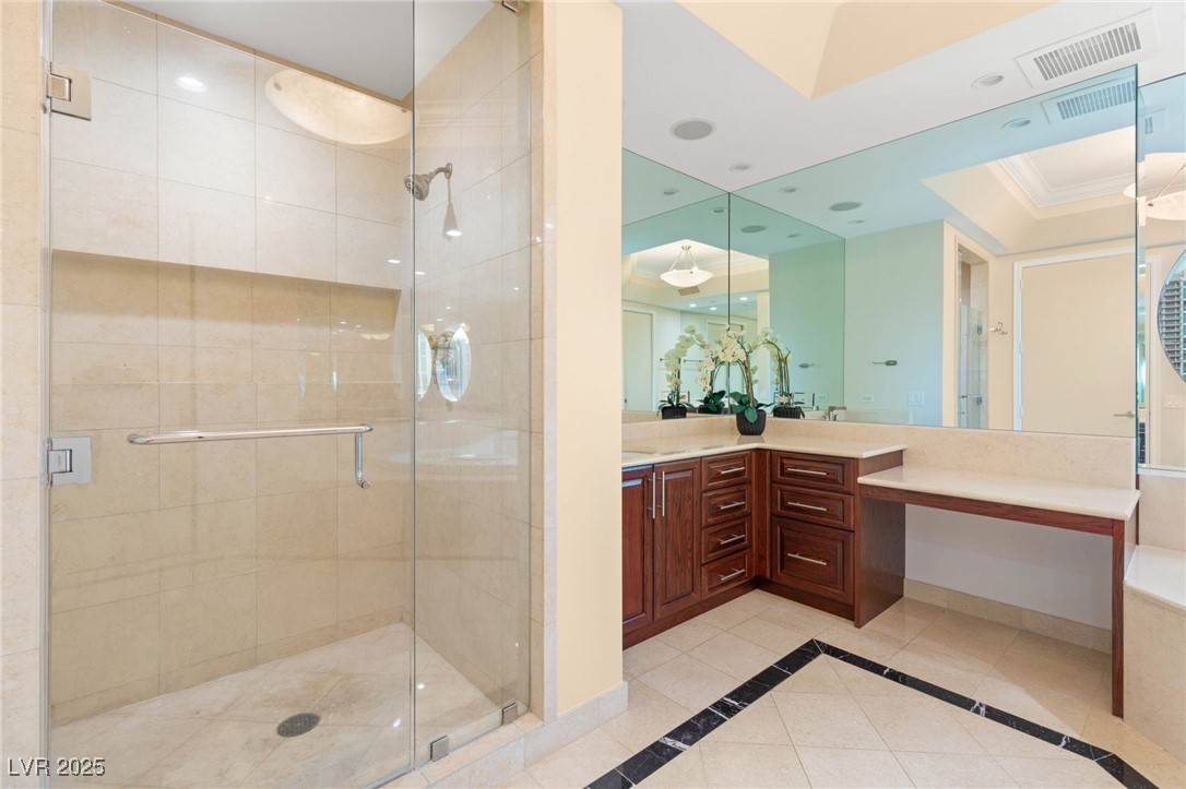 2747 Paradise Road 2704