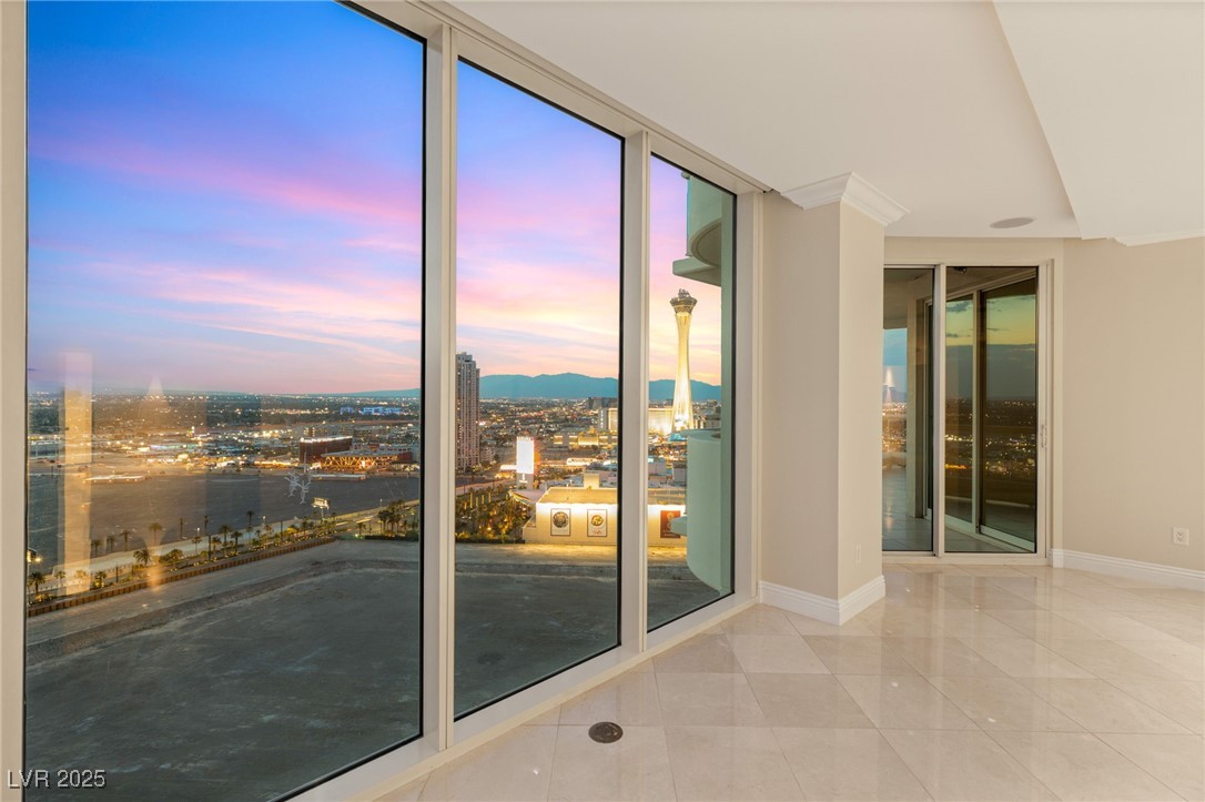2747 Paradise Road 2704