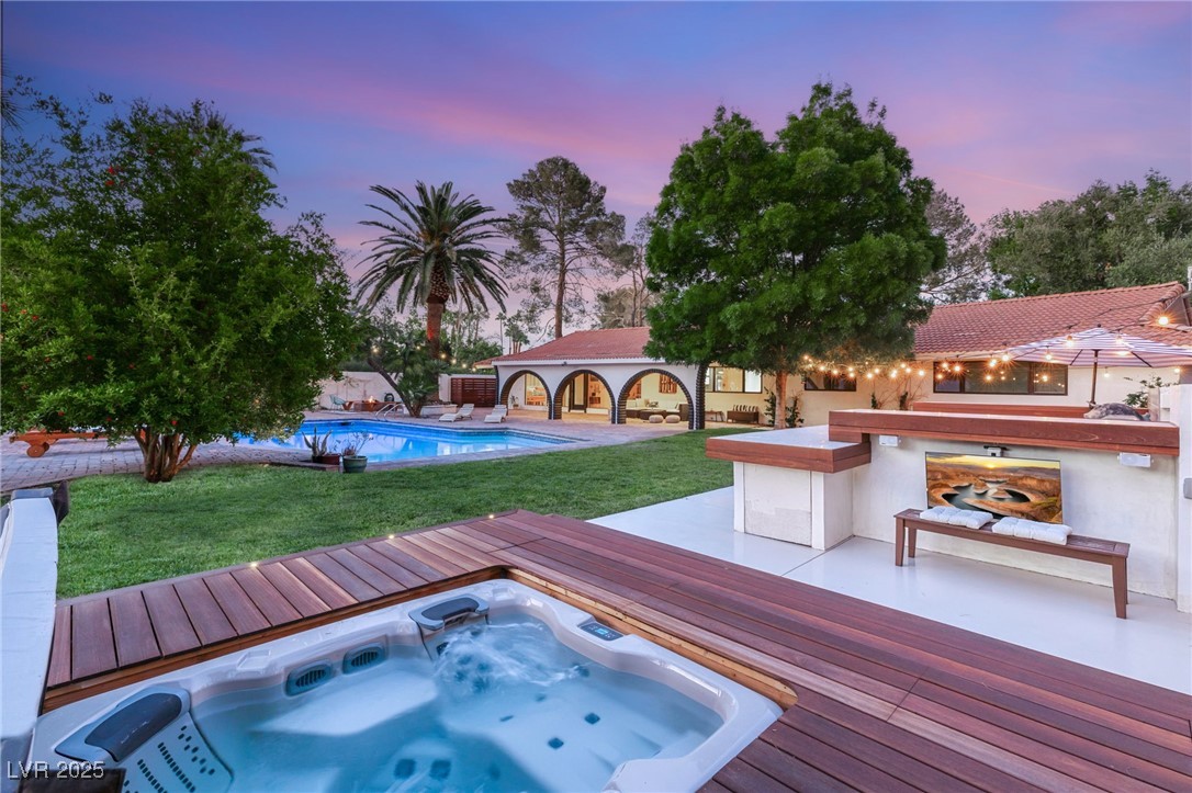 200 STONEWOOD Court