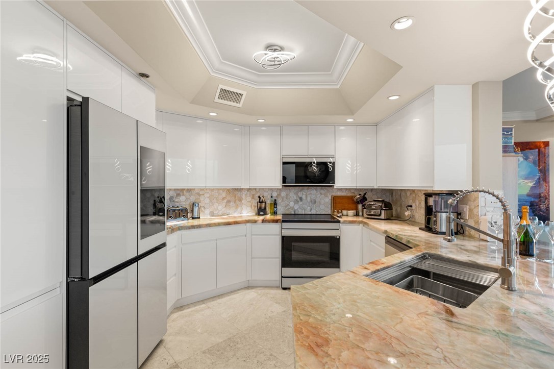222 KAREN Avenue 2808