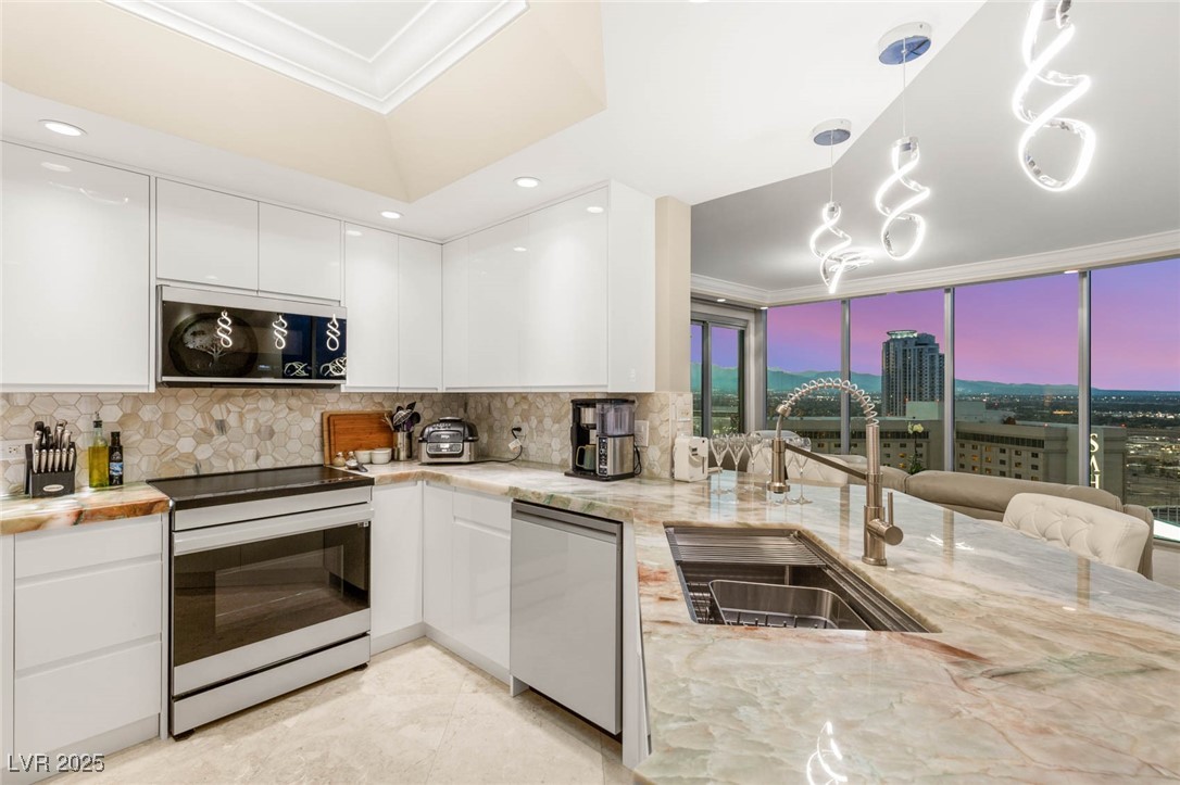 222 KAREN Avenue 2808