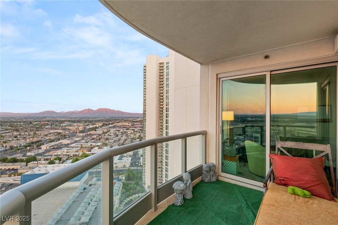 222 KAREN Avenue 2808