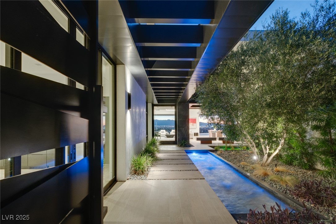 9 Boulderback Drive