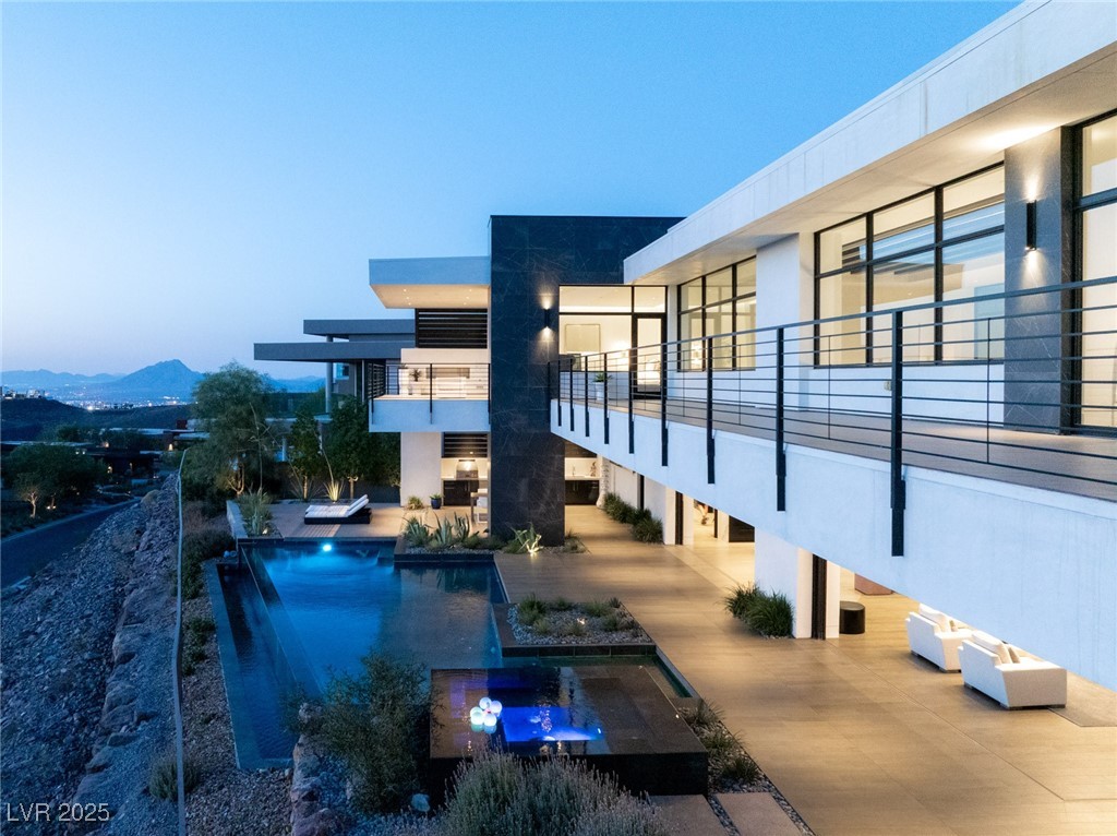 9 Boulderback Drive