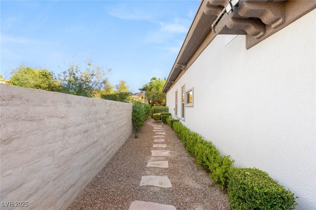 2 EL MACERO Court