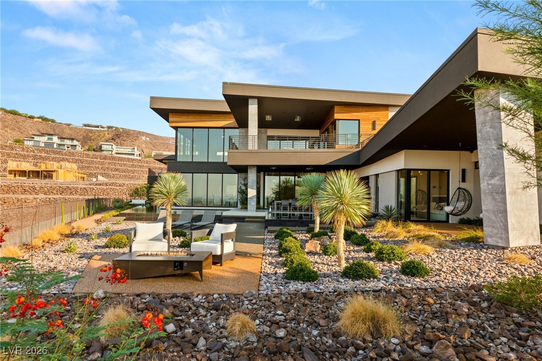 6 Vista Crescent Court