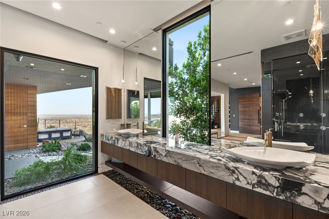 6 Vista Crescent Court