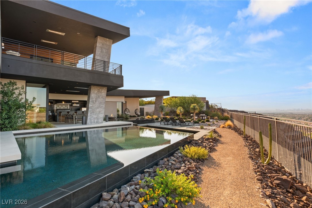 6 Vista Crescent Court