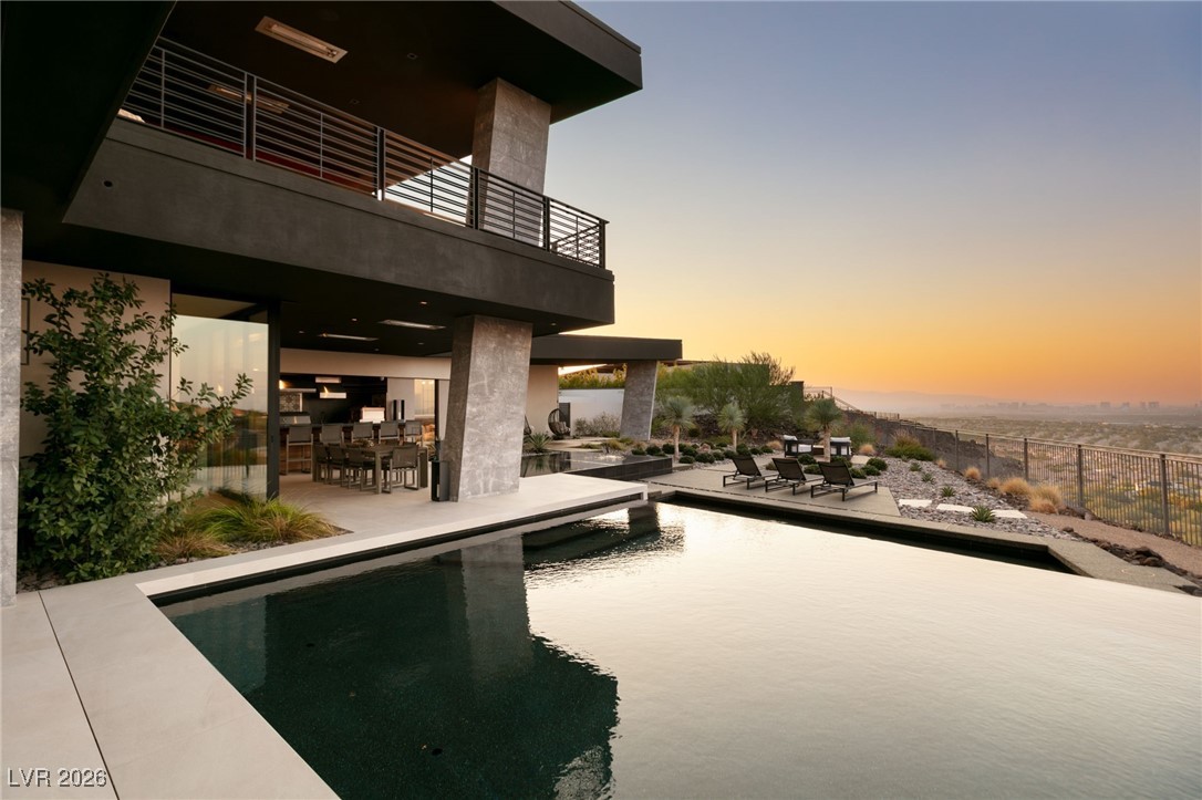 6 Vista Crescent Court
