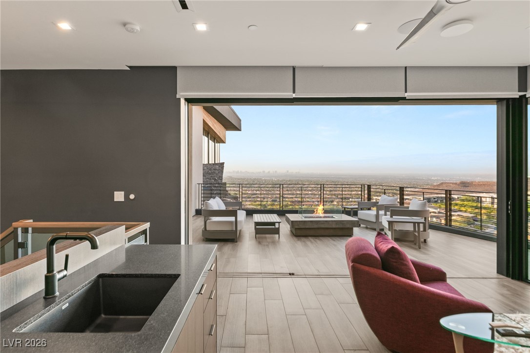 6 Vista Crescent Court