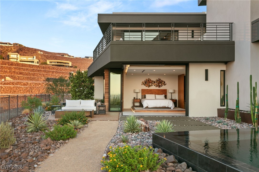 6 Vista Crescent Court