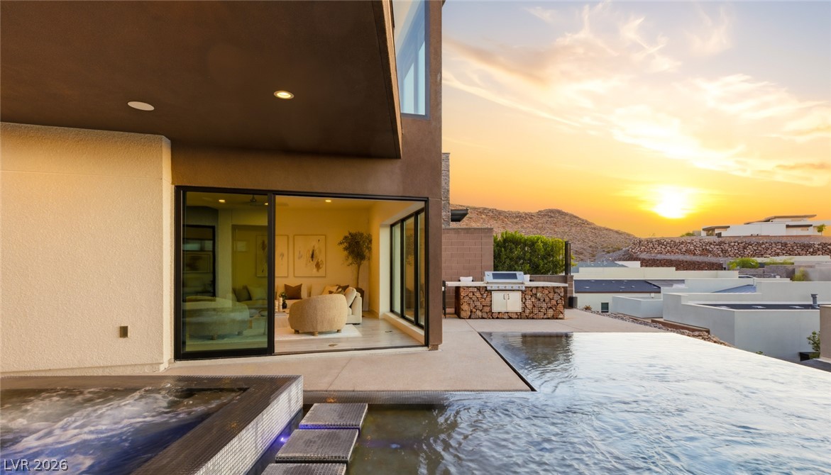 2208 Overlook Canyon Lane