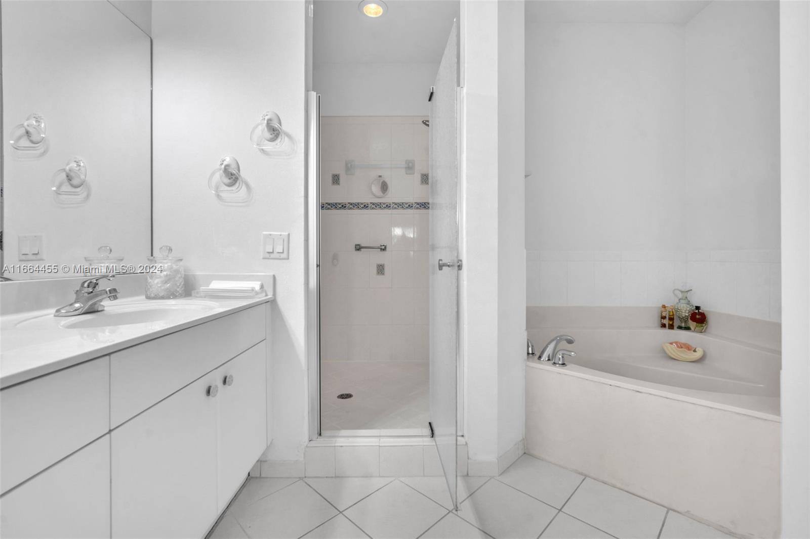 1590 Passion Vine Cir # 1 Unit: 27-1