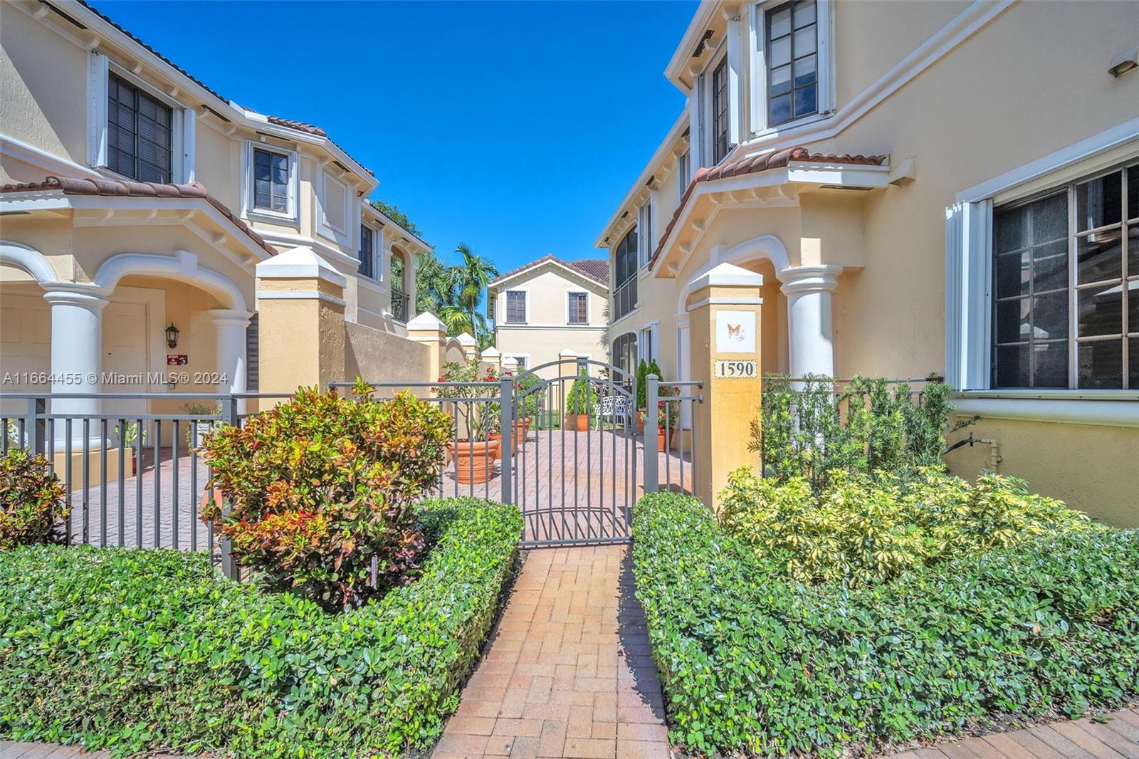 1590 Passion Vine Cir # 1 Unit: 27-1