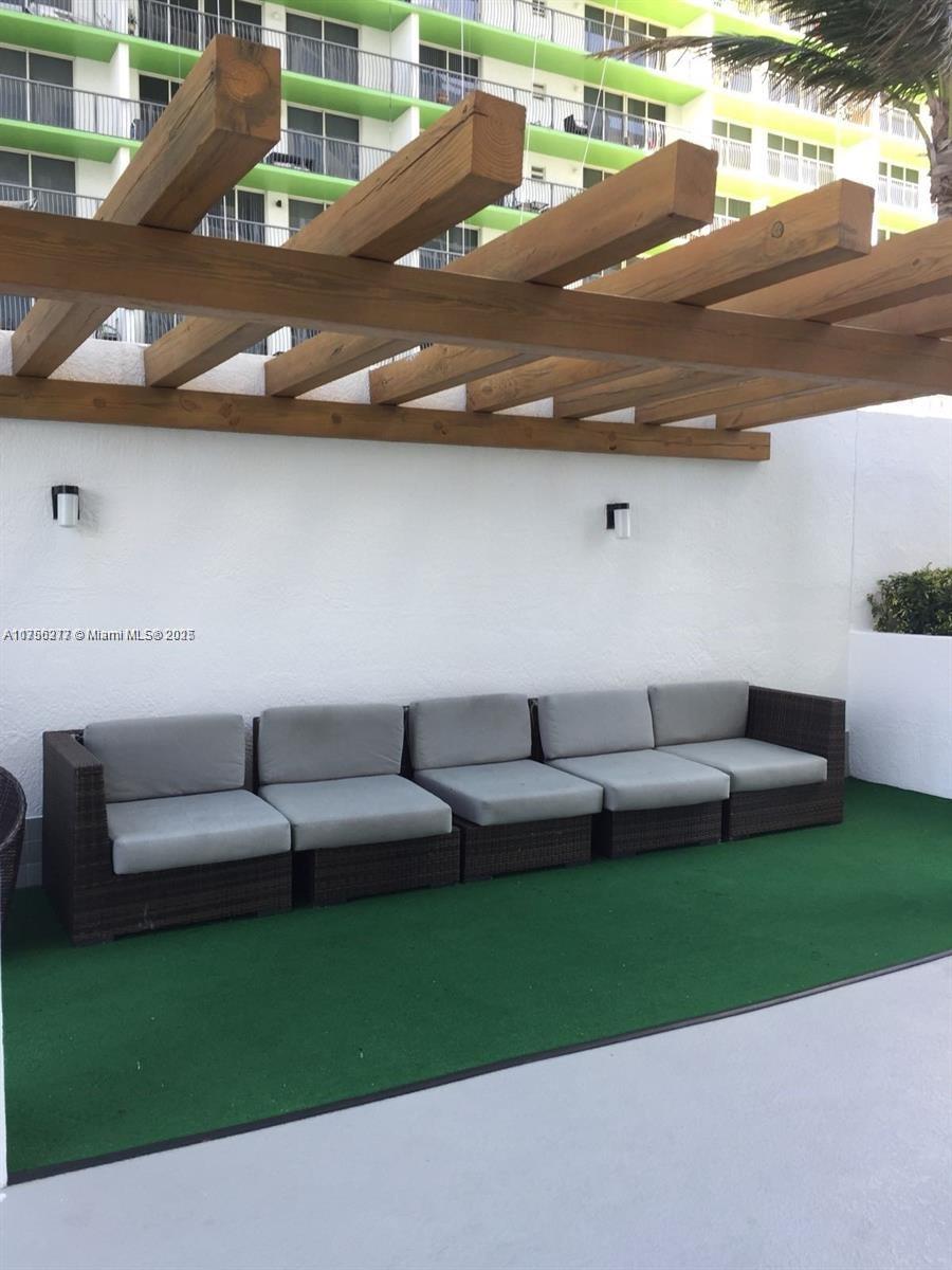 1750 N Bayshore Dr # 1603