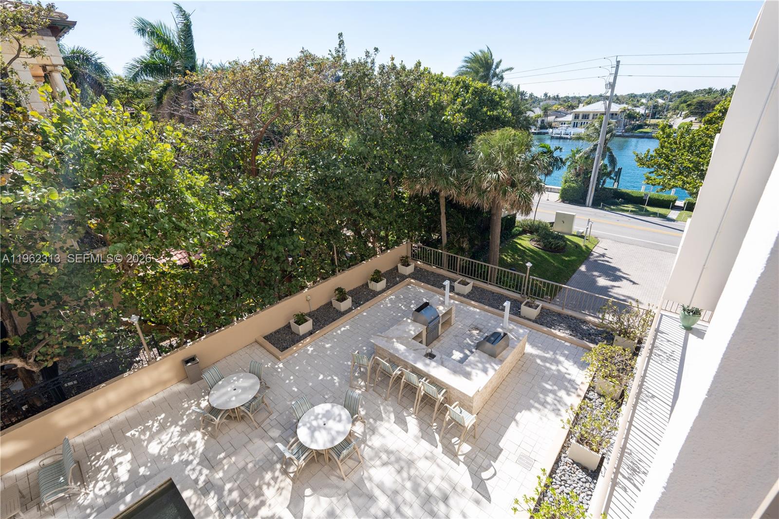 1021 Hillsboro Mile # 204