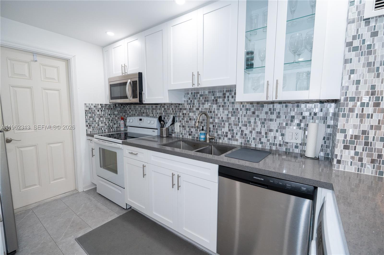 1021 Hillsboro Mile # 204