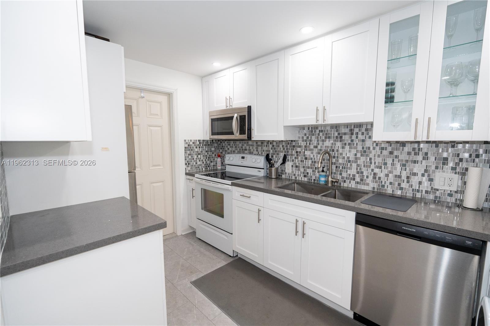 1021 Hillsboro Mile # 204