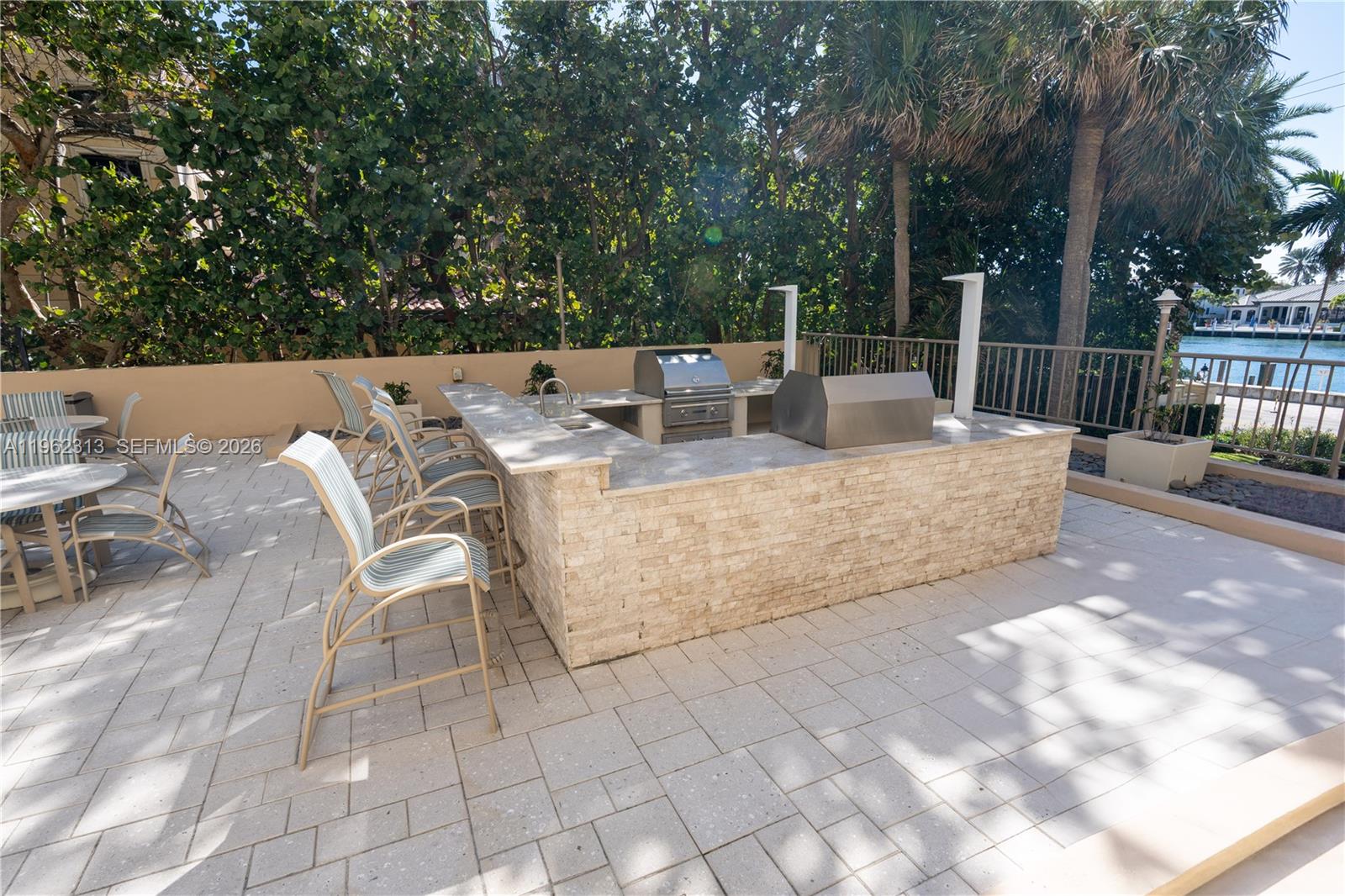 1021 Hillsboro Mile # 204