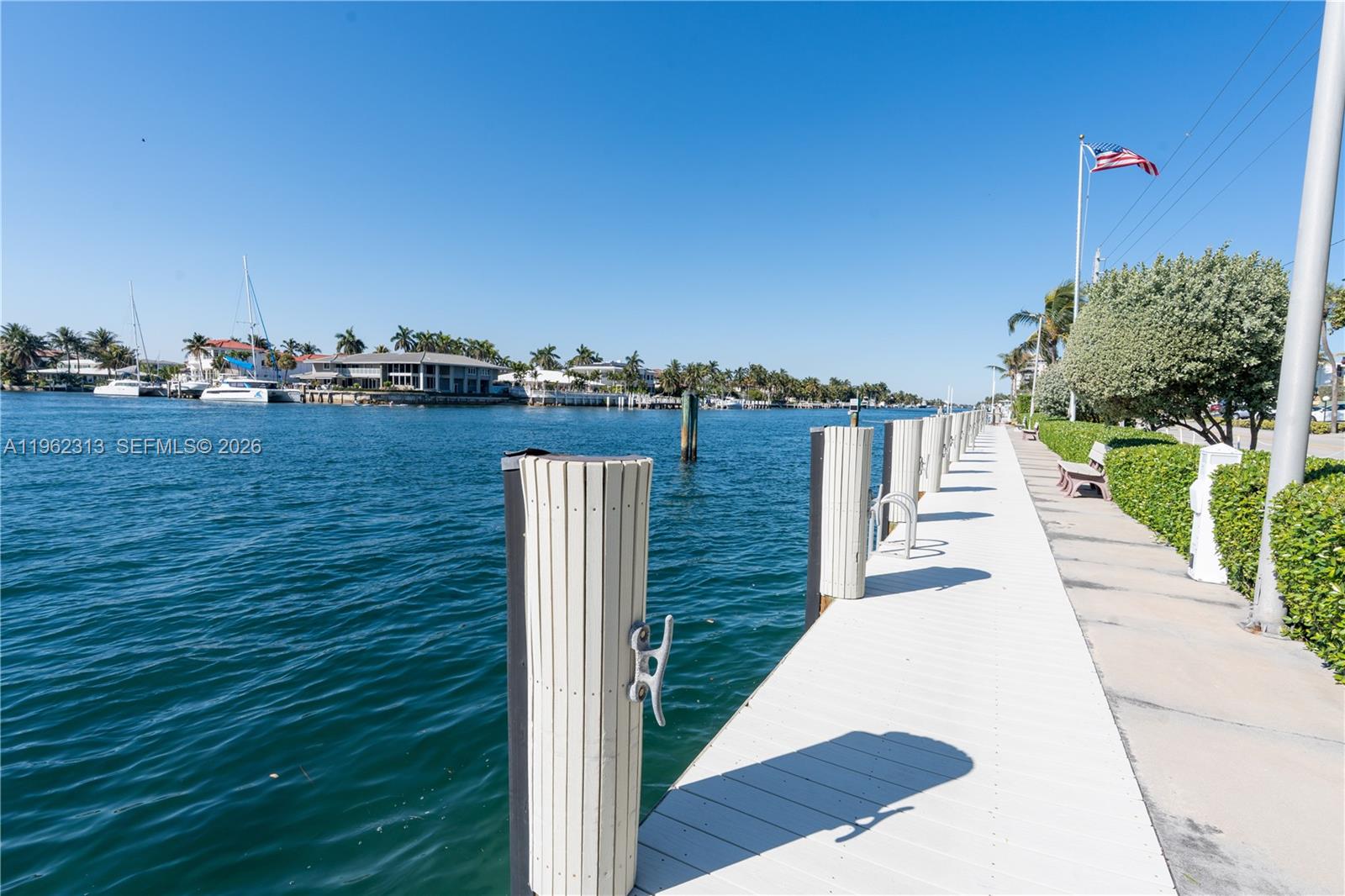 1021 Hillsboro Mile # 204