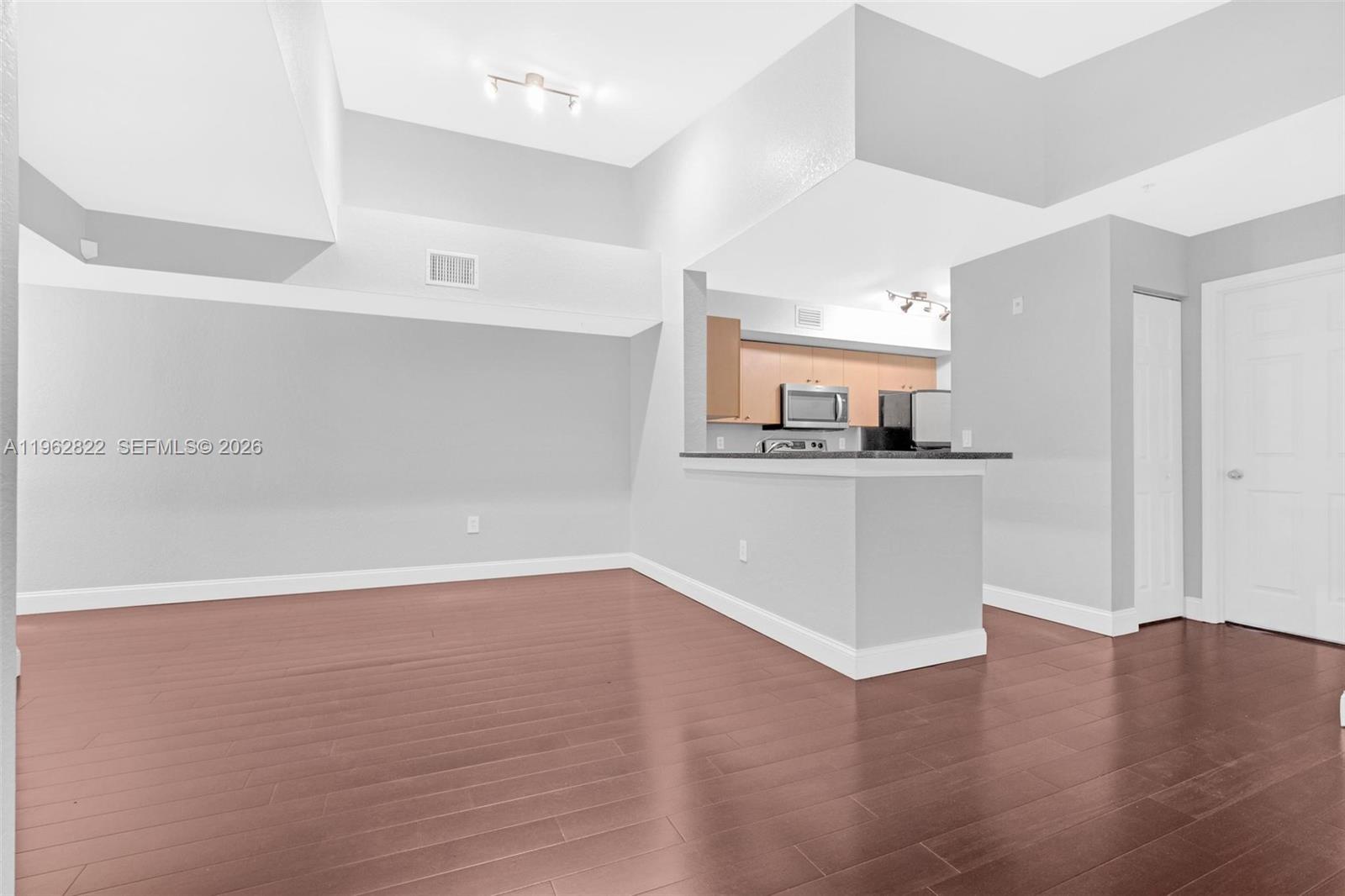 2586 Centergate Dr # 303