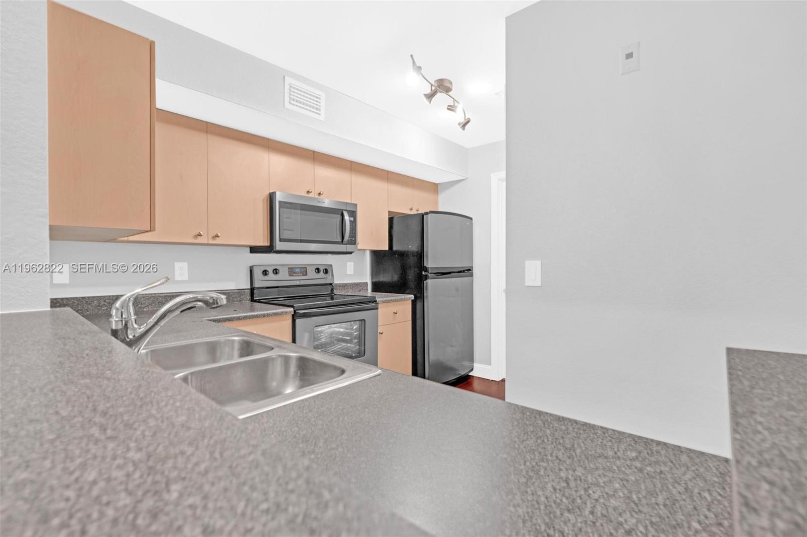 2586 Centergate Dr # 303