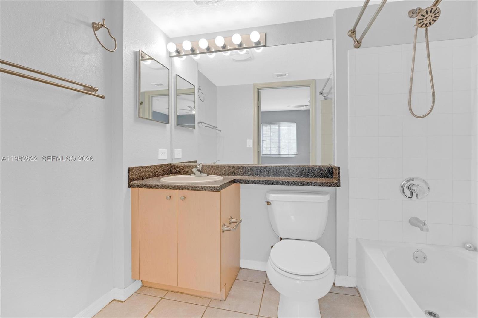 2586 Centergate Dr # 303