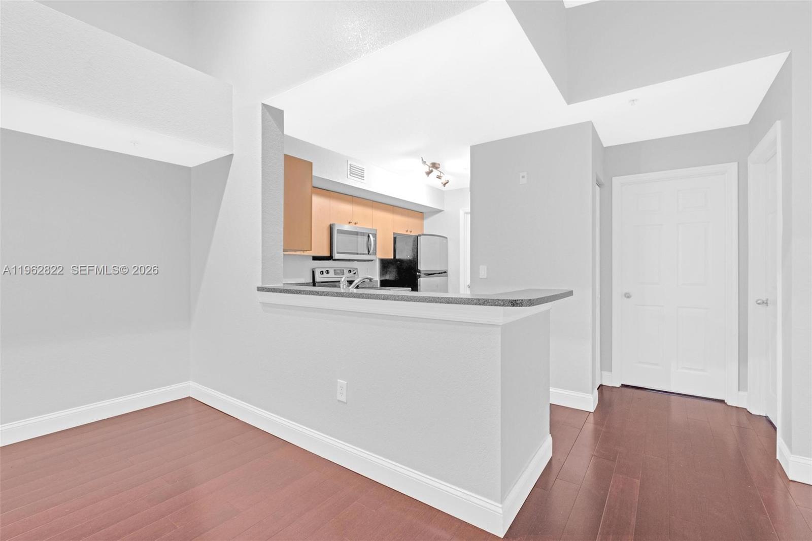 2586 Centergate Dr # 303