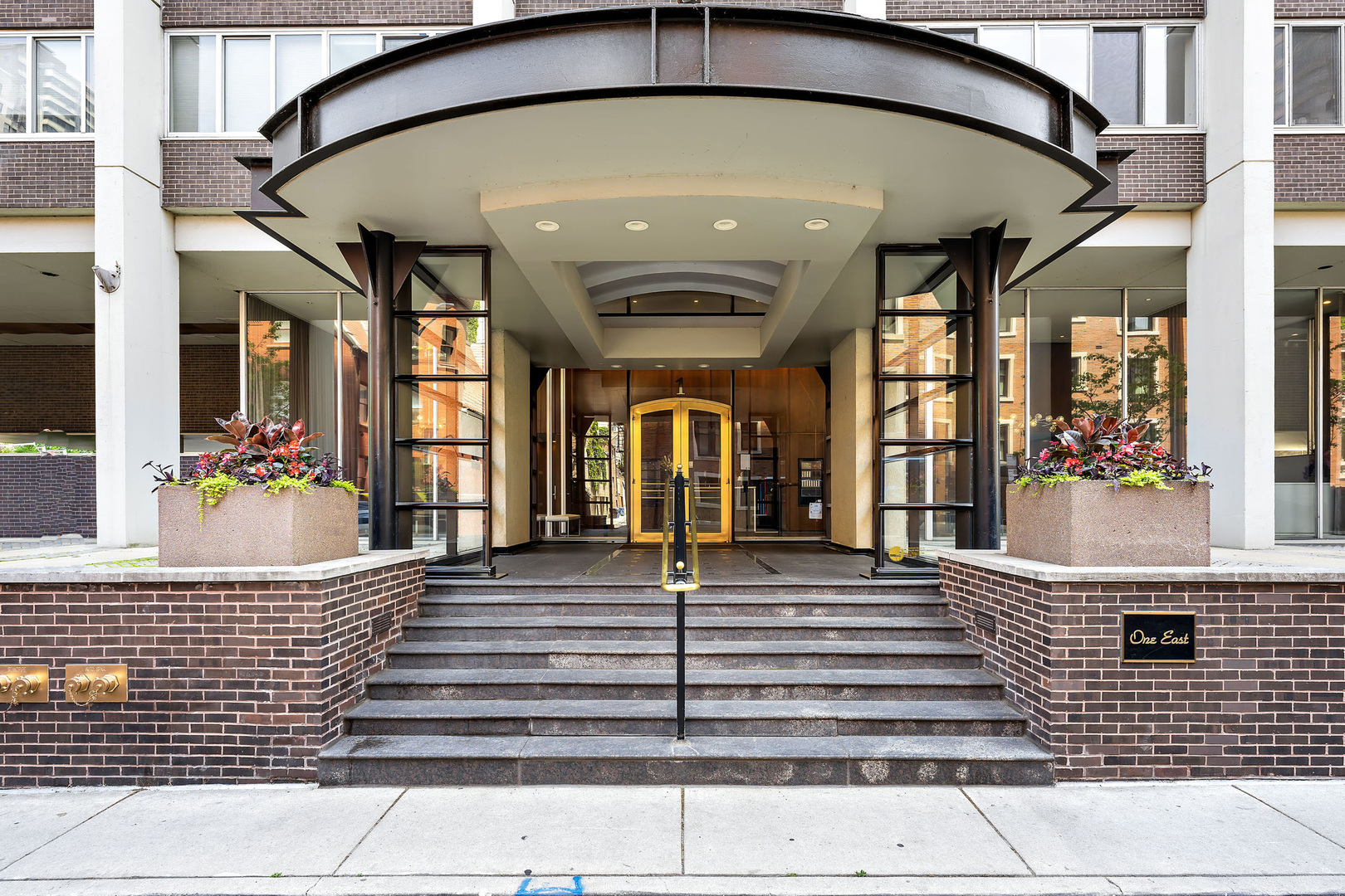 1 E Schiller Street Unit: 7A