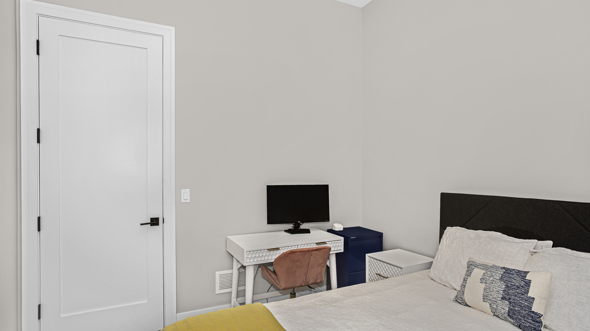 944 N Winchester Avenue Unit: 3