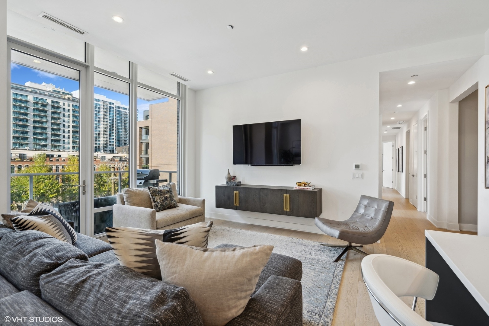 360 W Erie Street Unit: 4B