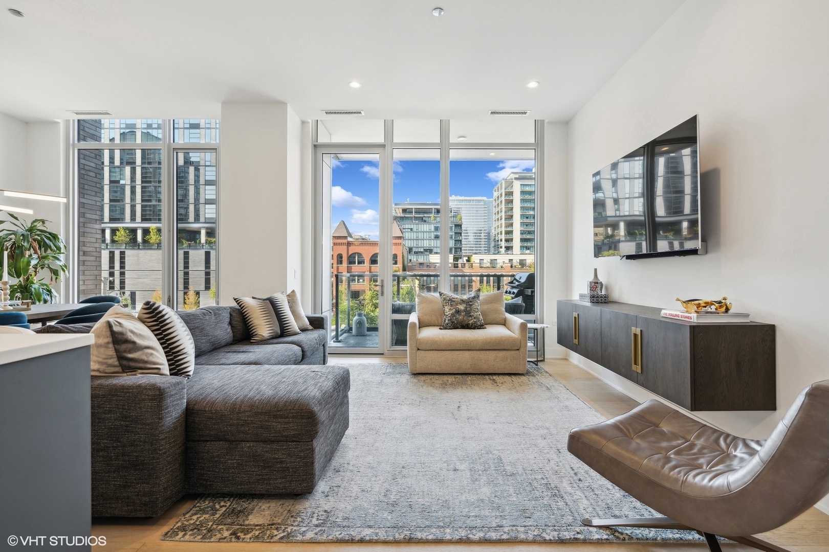 360 W Erie Street Unit: 4B
