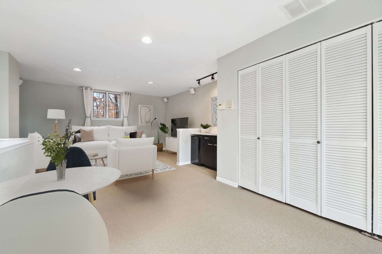 2632 N Southport Avenue