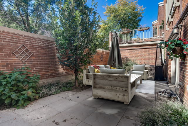 2318 N Lakewood Avenue