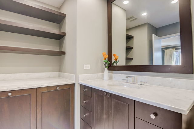 2318 N Lakewood Avenue