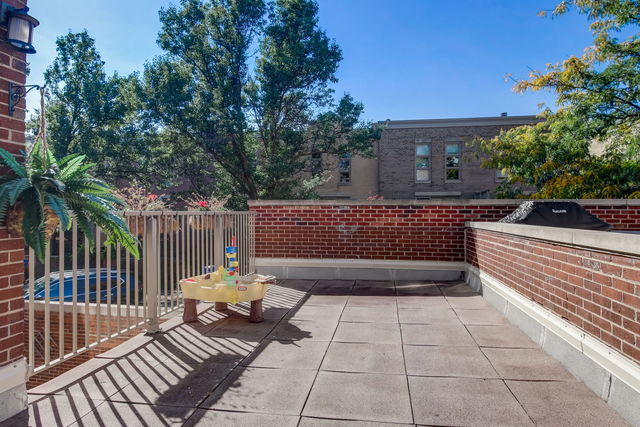 2318 N Lakewood Avenue