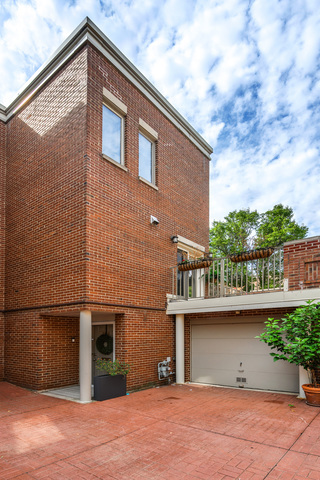 2318 N Lakewood Avenue