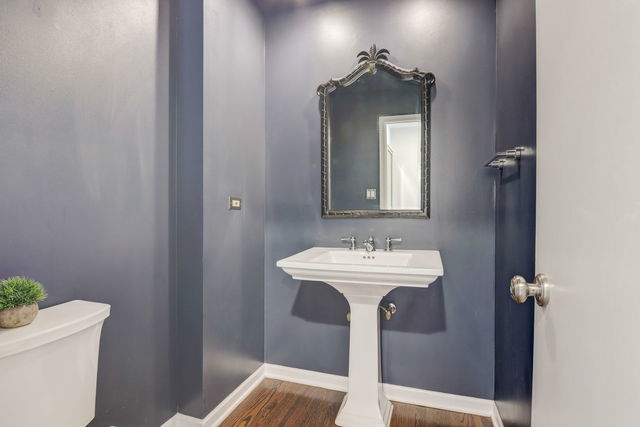 2318 N Lakewood Avenue