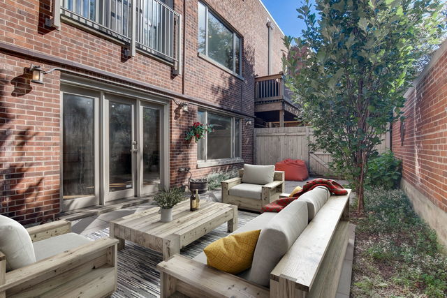 2318 N Lakewood Avenue