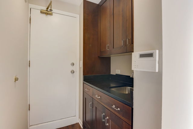 2318 N Lakewood Avenue