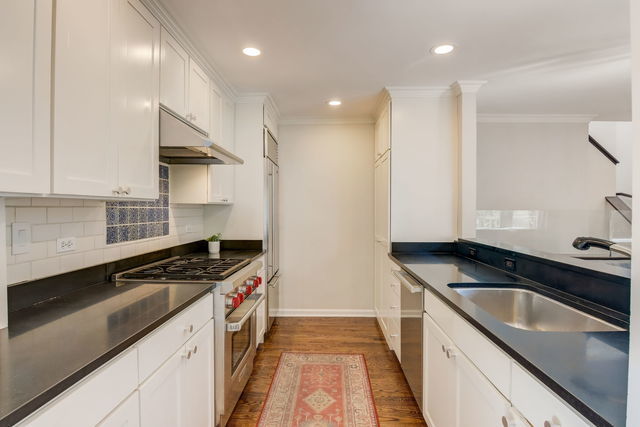 2318 N Lakewood Avenue