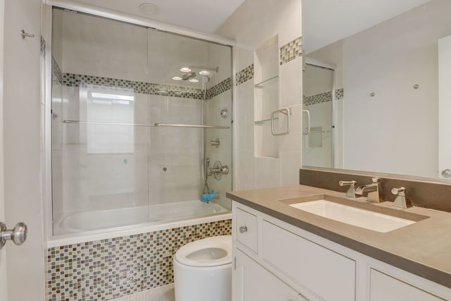 2318 N Lakewood Avenue