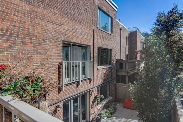 2318 N Lakewood Avenue