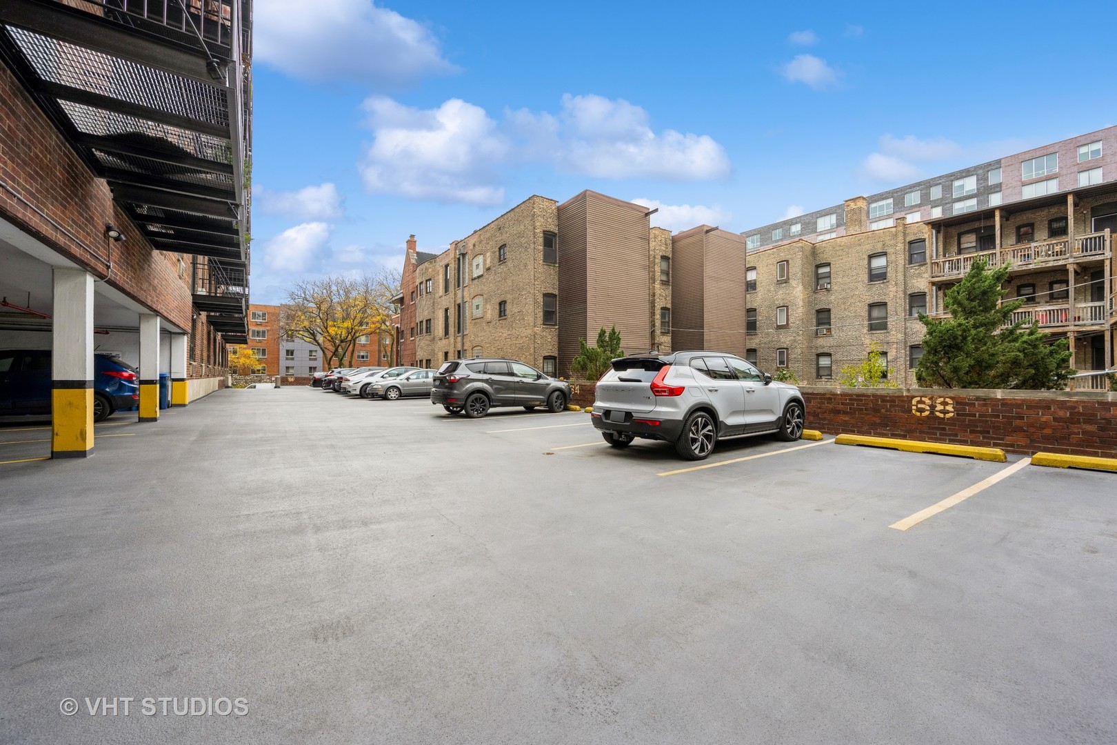 3900 N Pine Grove Avenue Unit: 907