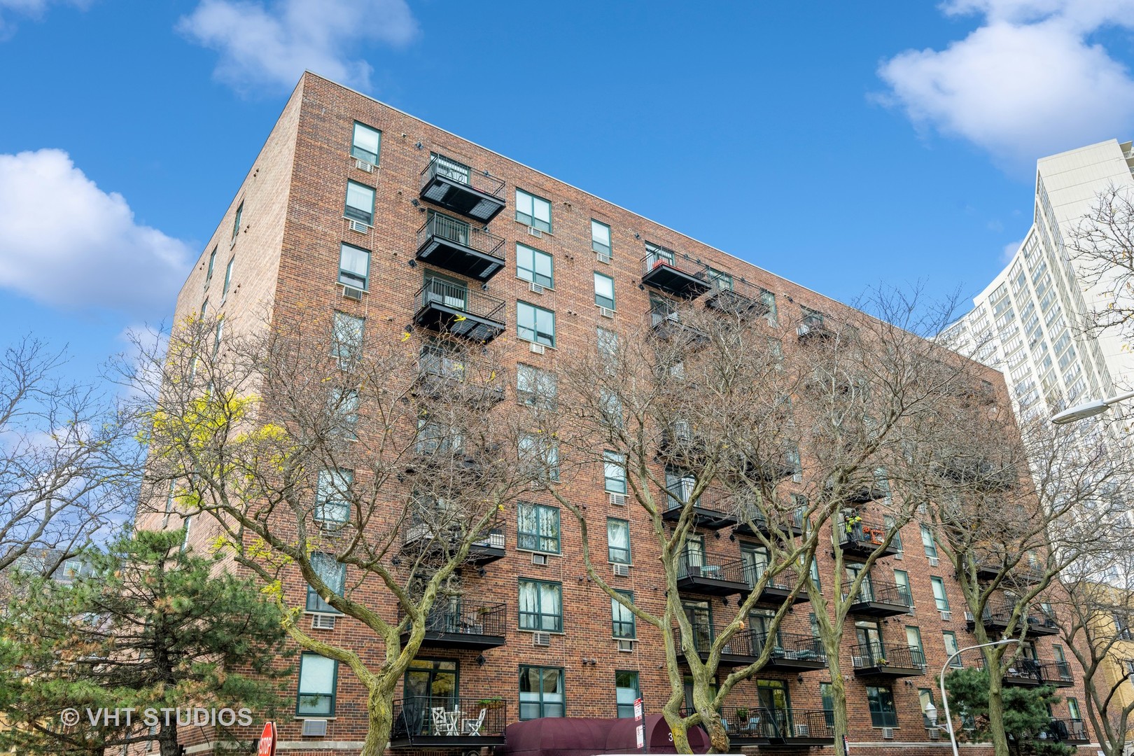 3900 N Pine Grove Avenue Unit: 907