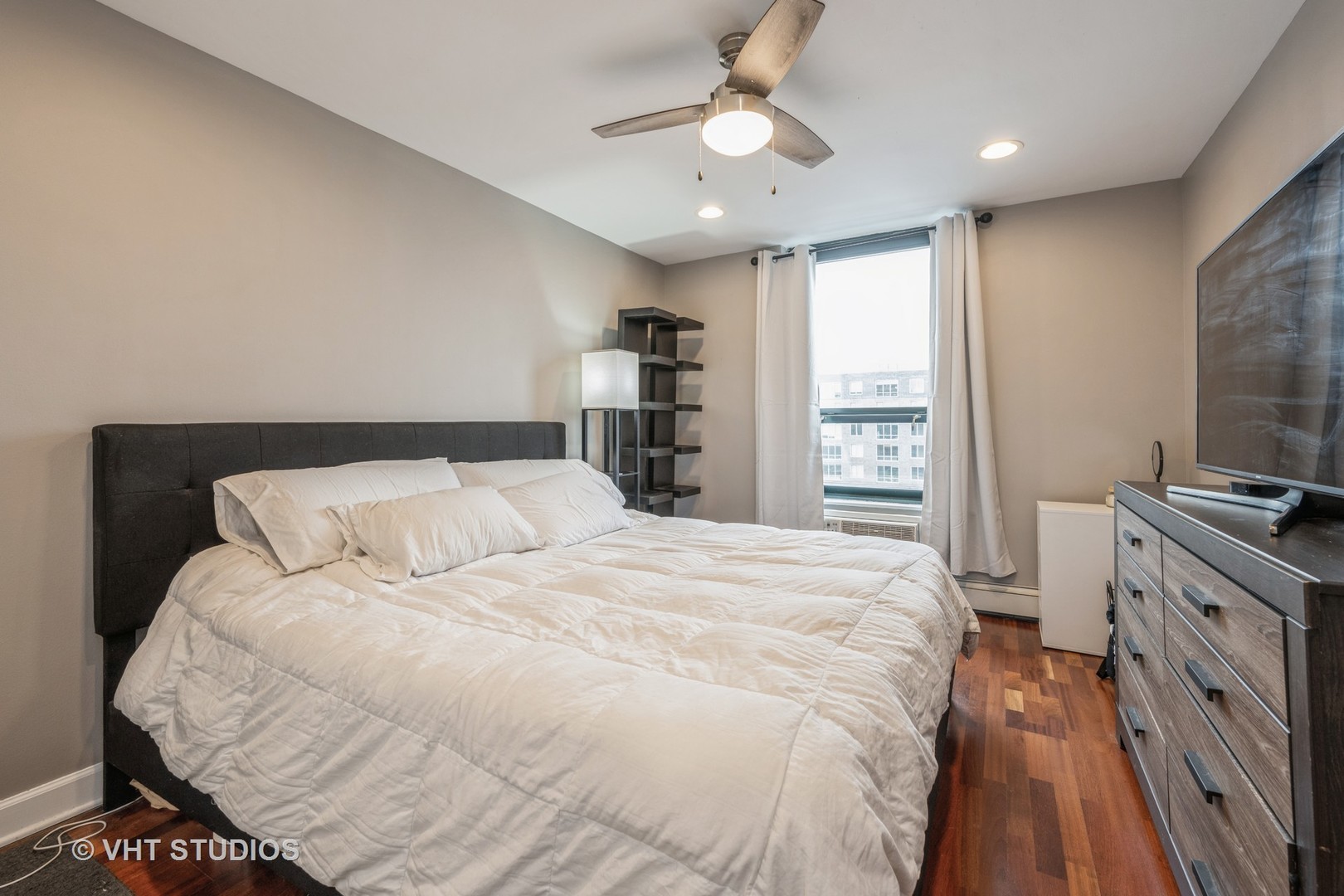 3900 N Pine Grove Avenue Unit: 907