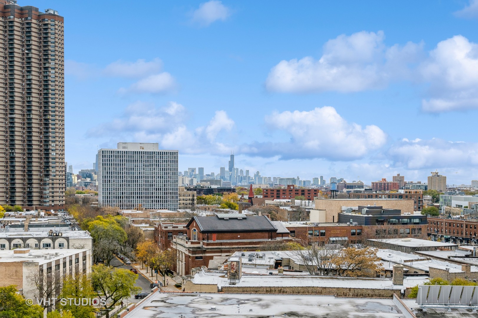 3900 N Pine Grove Avenue Unit: 907