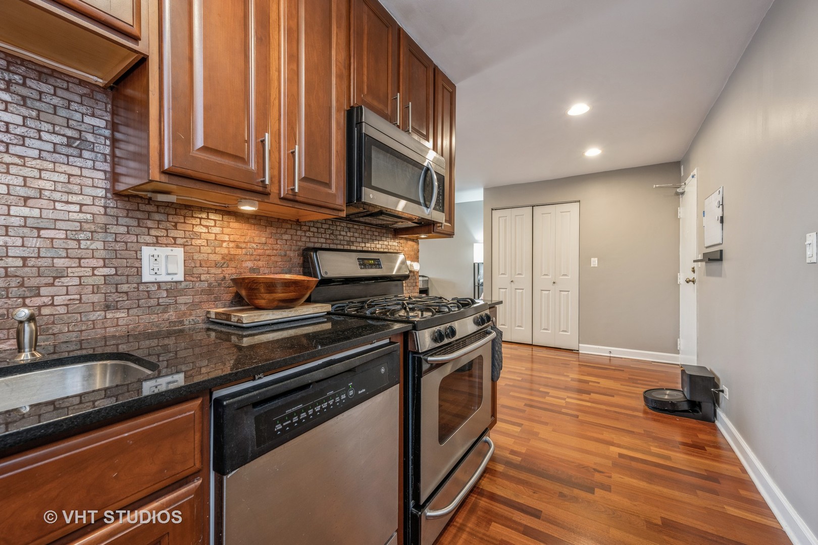 3900 N Pine Grove Avenue Unit: 907